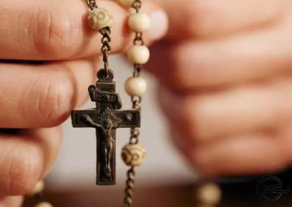 đeo vòng tay phong thủy tuổi Hợi theo quan niệm Công Giáo