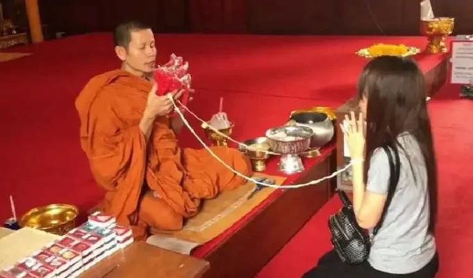 Sư thầy chùa Wat Trai Mit ở Thái Lan làm lễ trì chú vòng tay