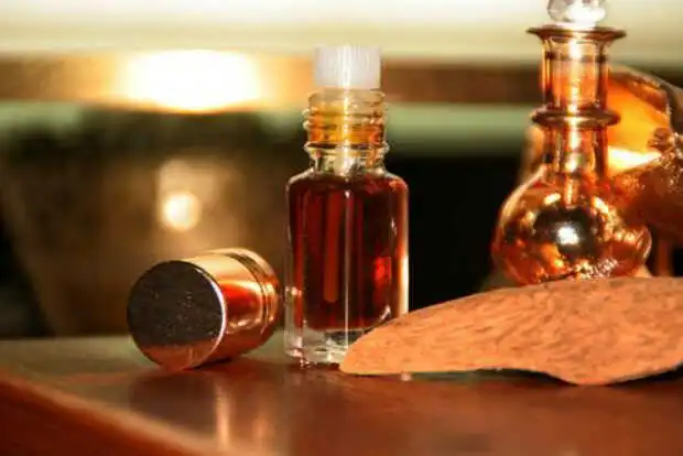 Tinh dầu trầm hương chứa nhiều nhất oxy hóa, có tác dụng chống lão hóa nên được áp dụng nhiều trong các sản phẩm làm đẹp da